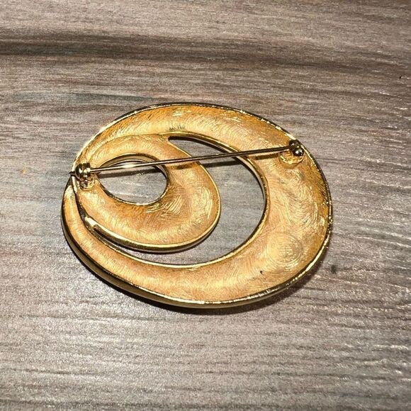 Givenchy Chunky Sculptural Brooch/Pin Paris Gold Tone Signed Classic Collector - Picture 5 of 6